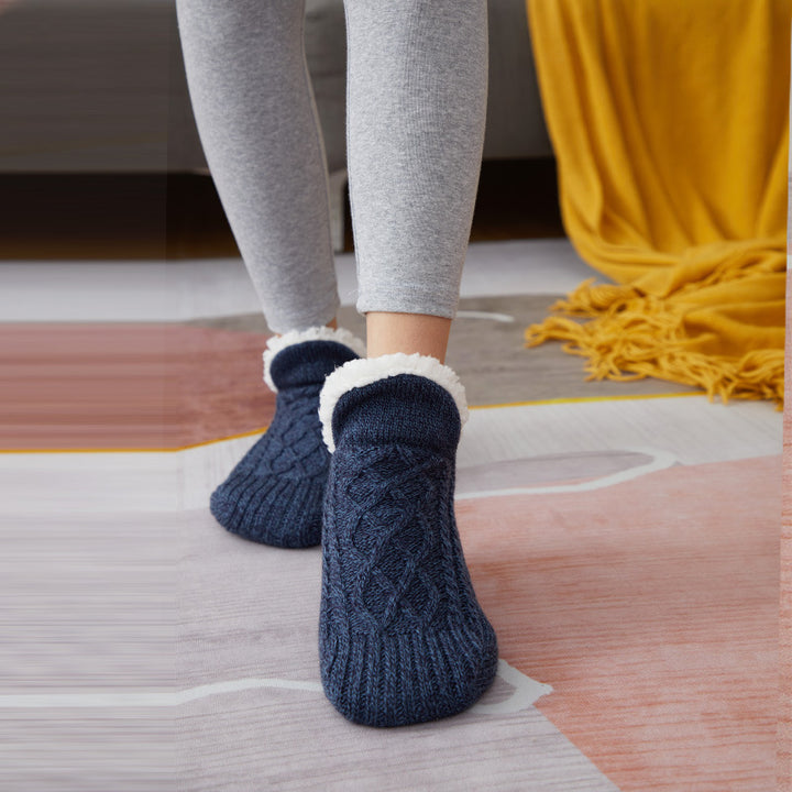 Gestrickte Hüttensocken mit Sherpa-Futter und Noppen