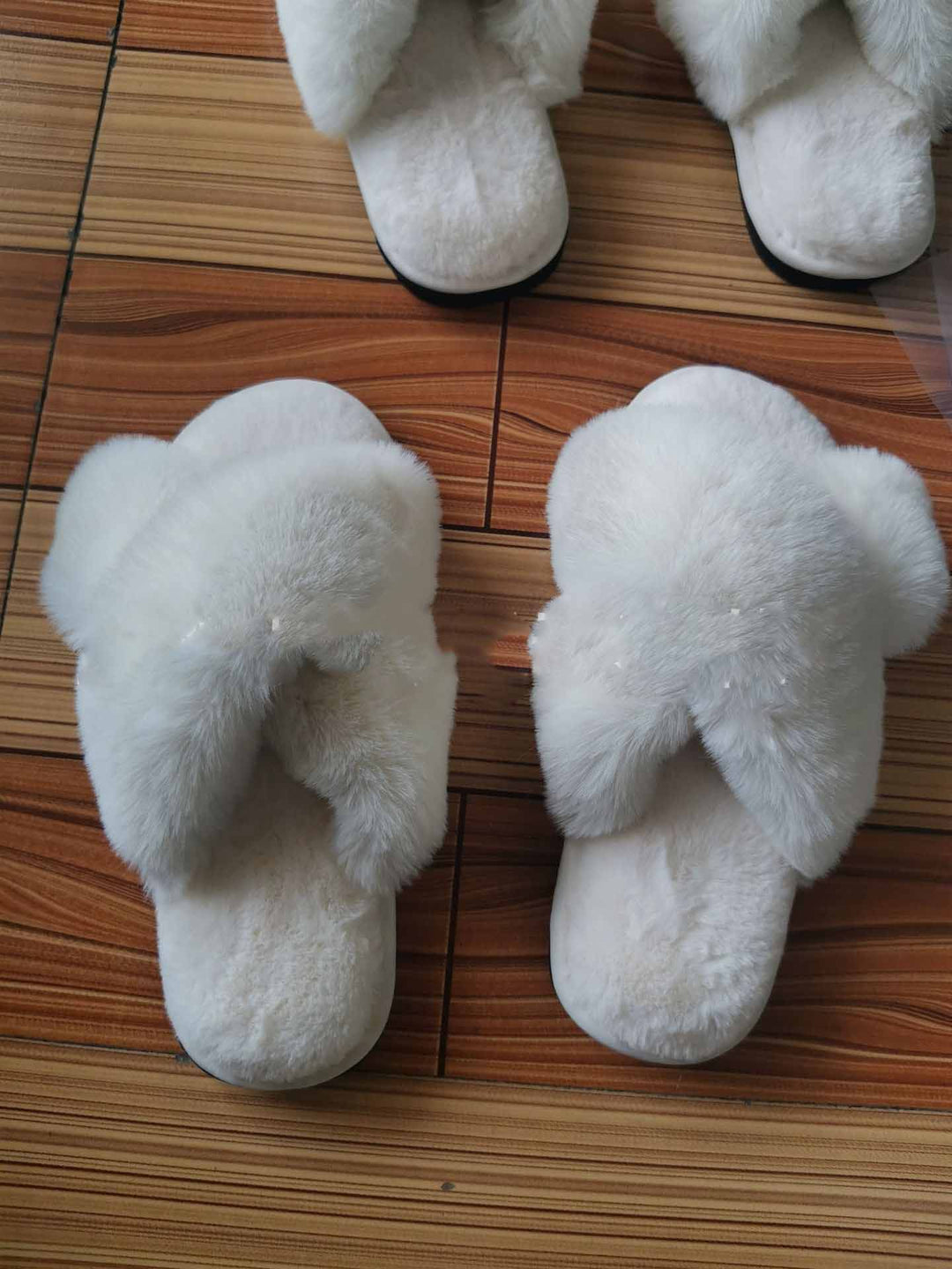 Flauschige Damen Pantoletten mit gekreuzten Riemen