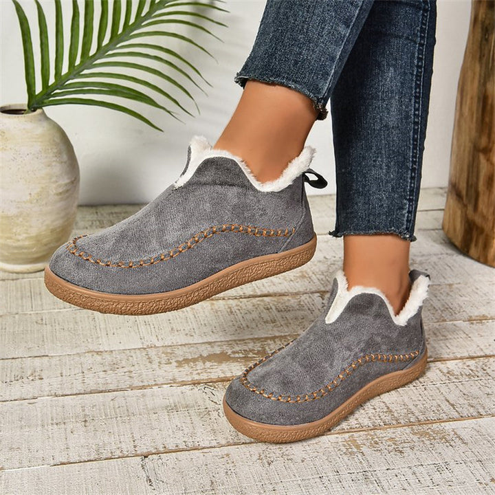 Flache Damen Stiefeletten mit V-Schnitt