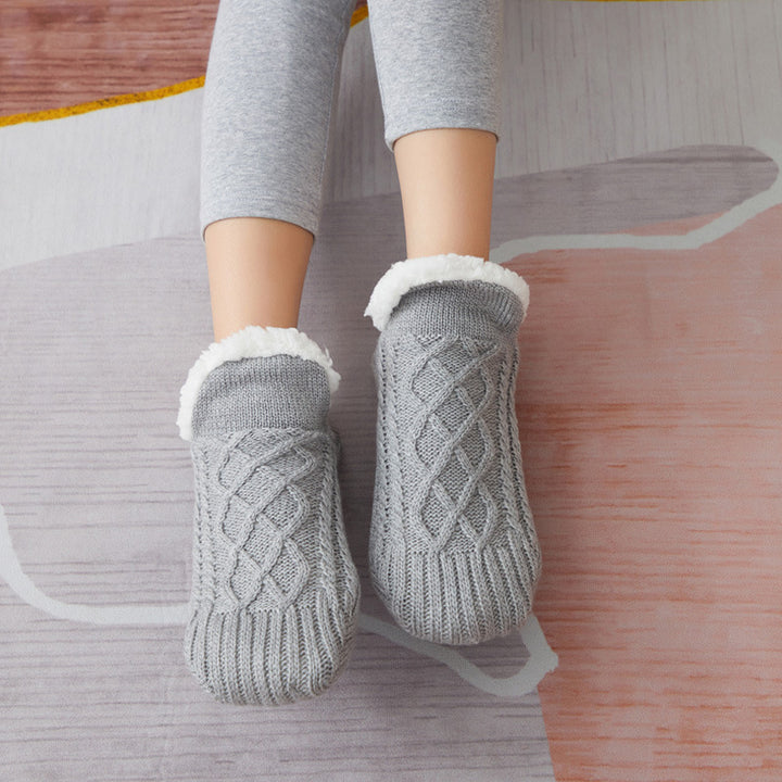 Gestrickte Hüttensocken mit Sherpa-Futter und Noppen